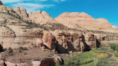 Kanyon boyunca uzanan yol.