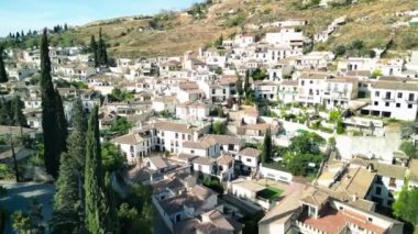 Granada, Endülüs. Şehrin evleri ve caddelerinin havadan görünüşü - İspanya