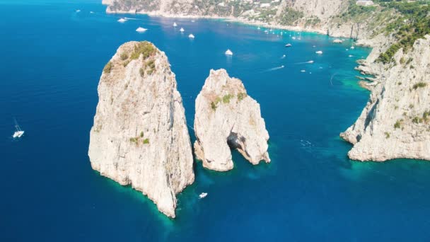 Erstaunliche Luftaufnahme Von Faraglioni Der Sommersaison Natürliche Felsformationen Capri Island — Stockvideo