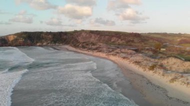 Gün batımında Kanguru Adası 'nda Snelling Plajı. Panoramik hava görüntüsü.
