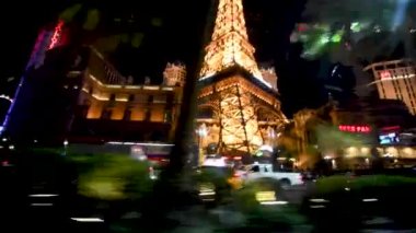 LAS VEGAS, NV - 30 Haziran 2018: Gece şeridi boyunca trafik, hızlanan bir arabadan manzara. Las Vegas kumar başkentidir..