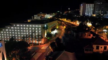 Madeira, Portekiz - 2 Eylül 2022: Funchal 'ın havadan görünüşü ve gece evleri.