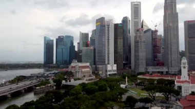 ŞARKI - 4 HAZİRAN 2020: Günbatımında şehrin ufuk çizgisi ve Marina Körfezi bölgesinin havadan görüntüsü.