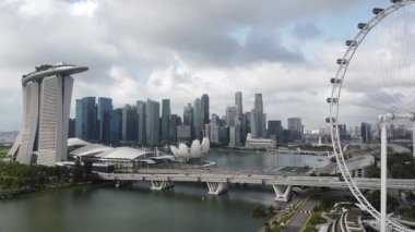 SINGAPORE - 2 HAZİRAN 2020: Singapur Flyer 'dan Marina Körfezi bölgesi ve gökyüzü manzarası.