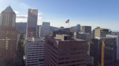PORTLAND, OR - 2017 AĞUSTOS: günbatımında şehrin gökyüzü panoramik manzarası. Portland 'a yılda 5 milyon turist geliyor.