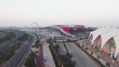 ABU DHABI, BAE - 7 Aralık 2016: Yas Adası Ferrari Dünyası, gün batımında gökyüzünden iniyor. Bu Birleşik Arap Emirlikleri 'nde önemli bir ilgi odağı..