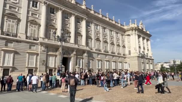 西班牙马德里 2022年10月29日 卫兵更迭期间参观皇家宫殿前的游客 — 图库视频影像