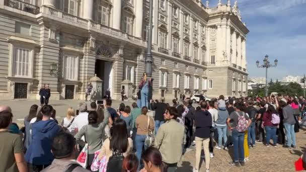 Madrid Spanyol Oktober 2022 Wisatawan Depan Istana Kerajaan Selama Perubahan — Stok Video