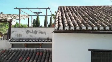 Granada, Endülüs. Şehrin evleri ve caddelerinin havadan görünüşü - İspanya