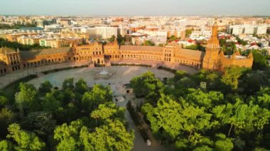 Gün batımında Sevilla 'da Espana Meydanı. Sevilla 'daki İspanyol Meydanı, eski kasaba, İspanya seyahat fotoğrafı. En popüler turistik cazibe.