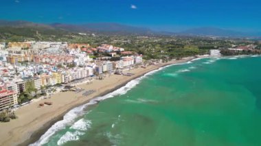 Estepona, Endülüs. Sabahleyin sahil boyunca güzel bir şehir manzarası..