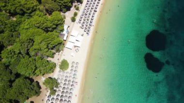 Bir sürü plaj şemsiyesi, hava manzarası ve Yunanistan 'lı Skiathos plajı.