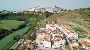 Arcos de la Frontera, Endülüs. İspanya 'da paslı çatıları olan, bembeyaz evlerin hava manzarası.