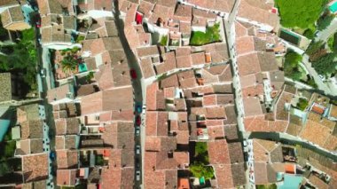 Grazalema, Endülüs. Beyazlatılmış evlerin, paslı çatıların ve işlenmiş demir pencere parmaklıklarının havadan görünüşü, İspanya