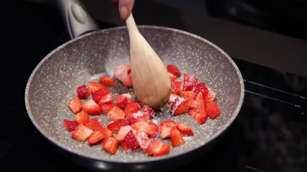 自家製ジャムを作る 缶詰のための沸騰した果実のプロセス — ストック動画