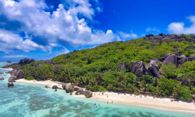 Anse Kaynak Argent, La Digue. Güneşli bir günde İHA 'dan inanılmaz bir hava manzarası Seyşeller Adaları