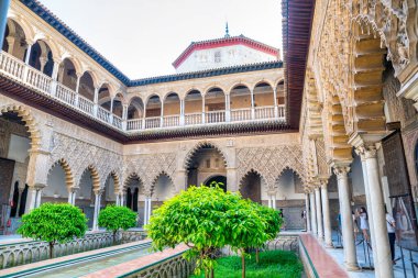 Sevilla, İspanya - 10 Nisan 2023: Turistler Sevilla 'nın Gerçek Alcazar' ını ziyaret etti.