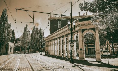 PORTLAND, OR - 18 AĞUSTOS 2017 Ankeny Plaza sütunları ve ağaçlar