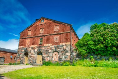 Suomenlinna Kalesi, altı tanesi Helsinki olmak üzere sekiz adadan oluşan bir deniz kalesidir..