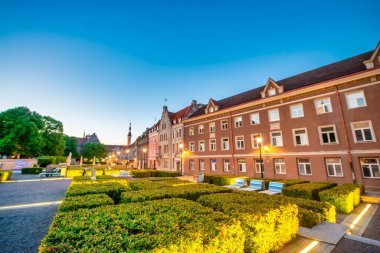 Tallinn, Estonya - 14 Temmuz 2017: Tallinn 'in bir yaz gecesi sokakları ve ortaçağ binaları.