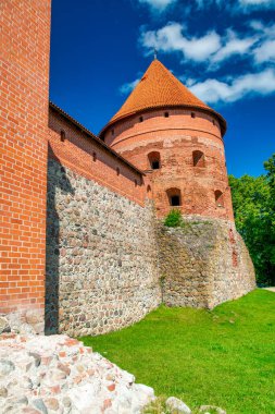 Galve Gölü 'ndeki Trakai Ortaçağ Gotik Adası Kalesi - Litvanya.
