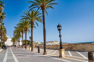 Cadiz, İspanya - 8 Nisan 2023: Okyanus kıyısındaki şehir turistleri.