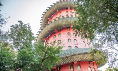 Wat Samphran Dragon Temple (Tayland), Amphoe Sam Phran, Nakhon Pathom bölgesinde bulunan bir Budist tapınağıdır.