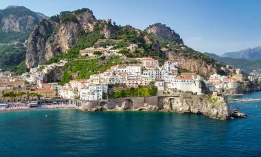 Campania, İtalya 'daki hareketli bir İHA' dan Amalfi kıyı şeridine panoramik hava görüntüsü