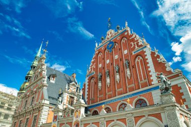 Riga sokakları ve ortaçağ binaları, Letonya.