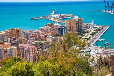 Malaga, İspanya. Gibralfaro Kalesi 'nden Malaga limanının ve şehir siluetinin hava görüntüsü.