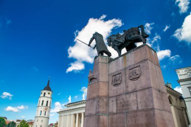 Vilnius, güneşli bir yaz gününde Litvanya 'nın simgesi ve heykeli.