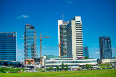 Vilnius, Litvanya - 10 Temmuz 2017: Şehir silueti ve nehir boyunca modern binalar.
