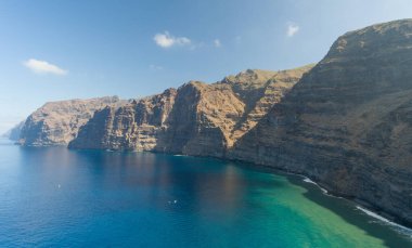 Tenerife, Kanarya Adaları 'nın batı kıyısındaki Los Gigantes' in hava manzarası.