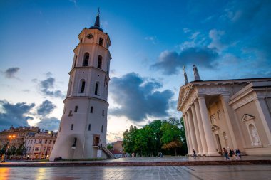 Vilnius, Litvanya - 9 Temmuz 2017: Vilnius şehir merkezindeki eski binalar yaz günbatımında.