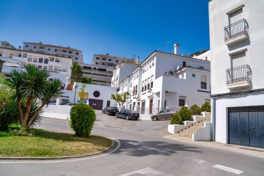 Endülüs, İspanya - 8 Nisan 2023: Mavi gökyüzüne karşı küçük bir şehrin beyaz evleri.