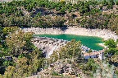 Caminito del Rey yakınlarındaki Guadalhorce baraj gölü Endülüs, İspanya.