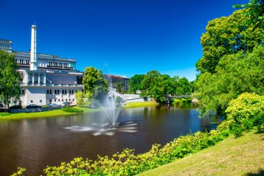 Riga, Letonya - 7 Temmuz 2017: Güneşli bir yaz gününde Riga şehir parkı.