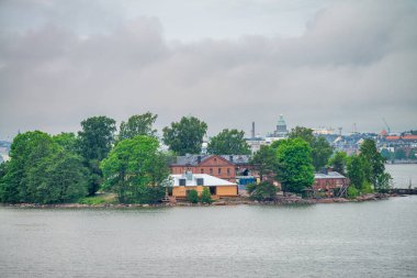 Şehir limanından bulutlu bir yaz gününde Helsinki kenar mahallelerinde.