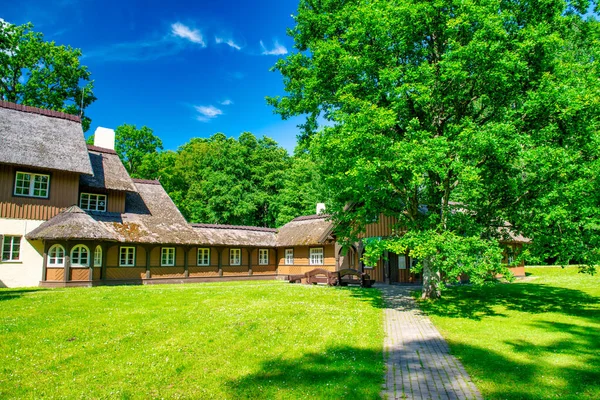 拉脱维亚美丽的建筑物在树林中 — 图库照片