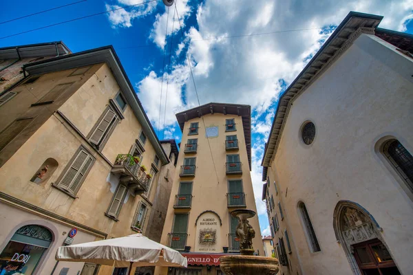 イタリアのベルガモ 2017年7月16日 晴れた夏の日にベルガモアルタの中世の通りや建物 — ストック写真