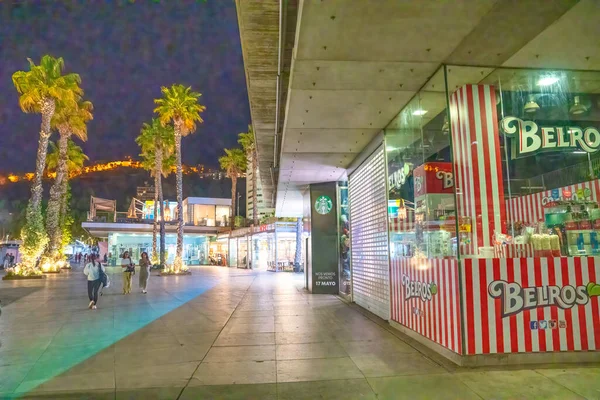 Malaga Spanien April 2023 Touristen Spazieren Nachts Über Die Hafenpromenade — Stockfoto