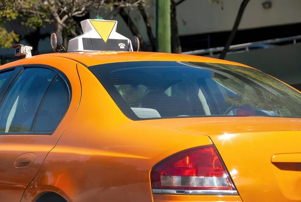 Gelbes Taxi Auf Den Straßen Der Stadt — Stockfoto