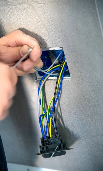 Electrician Memasang Outlet Listrik Dinding Menghubungkan Kabel — Stok Foto