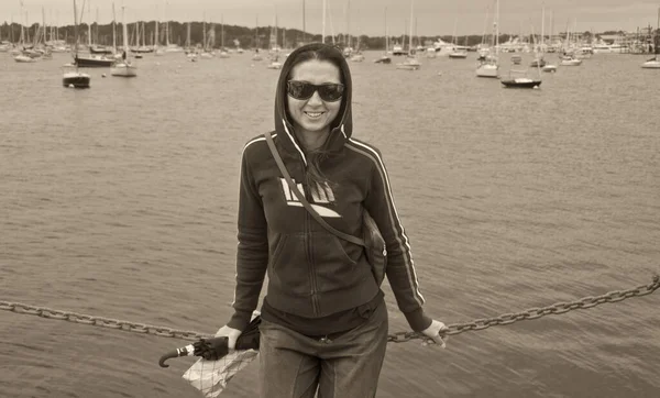 Szczęśliwa Piękna Brunetka Kaukaska Dziewczyna Odwiedza Mystic Port Connecticut Usa — Zdjęcie stockowe