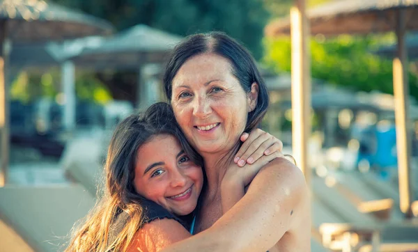 Glückliche Familie Die Sich Sommer Strand Erholt Mutter Und Tochter — Stockfoto