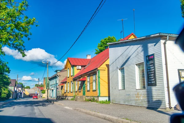 Parnu Εσθονία Ιουλίου 2017 Πολύχρωμα Σπίτια Κατά Μήκος Ενός Επαρχιακού — Φωτογραφία Αρχείου