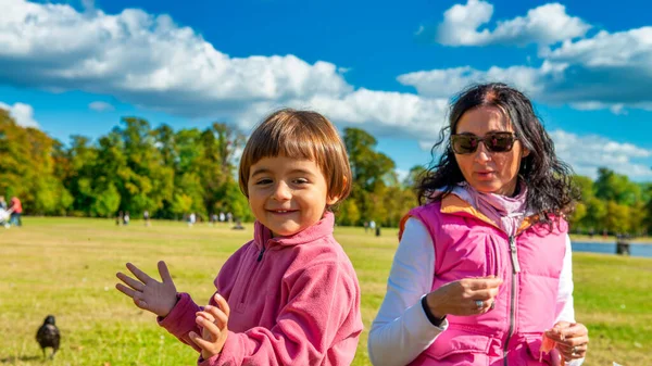 Şehir Parkında Tatilde Olan Mutlu Çocuklar — Stok fotoğraf
