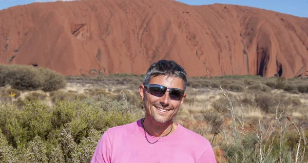一个快乐的高加索人在阳光明媚的日子沿着澳大利亚腹地徒步旅行的画像 — 图库照片