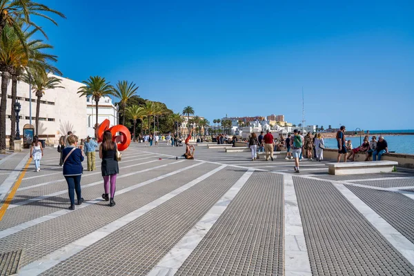 Cadiz Espanja Huhtikuuta 2023 Turistit Kaupungin Rantakadulla Pitkin Merta — kuvapankkivalokuva
