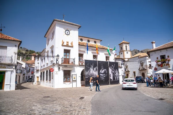 Grazalema สเปน เมษายน 2023 ถนนกลางเม องและบ านส ขาวในว แดดสดใส — ภาพถ่ายสต็อก